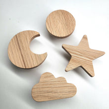Lade das Bild in den Galerie-Viewer, Möbelgriffe "Sonne, Mond und Sterne" aus Eichenholz