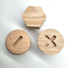 Lade das Bild in den Galerie-Viewer, Wandhaken "Schrauben" aus Eichenholz