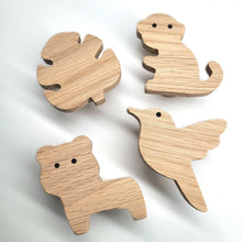 Lade das Bild in den Galerie-Viewer, Handgemachte Möbelgriffe ,,Dschungel Tiere" aus Eichenholz