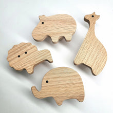 Lade das Bild in den Galerie-Viewer, Wandhaken "Afrikanische Tiere" aus Eichenholz
