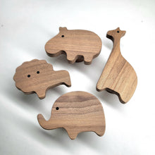 Lade das Bild in den Galerie-Viewer, Wandhaken "Afrikanische Tiere" aus Walnussholz