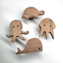 Lade das Bild in den Galerie-Viewer, Wandhaken "Meerestiere" aus Walnussholz