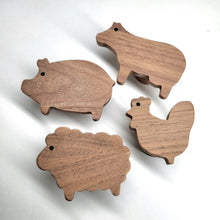Lade das Bild in den Galerie-Viewer, Wandhaken "Bauernhof Tiere" aus Walnussholz