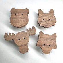Lade das Bild in den Galerie-Viewer, Möbelgriffe "Skandinavische Tiere" aus Walnussholz