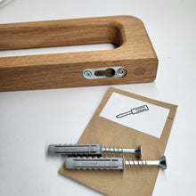 Lade das Bild in den Galerie-Viewer, Minimalistischer großer Handtuchhalter aus massivem Eichenholz