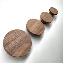Lade das Bild in den Galerie-Viewer, Wandhaken "Rund" aus Walnussholz