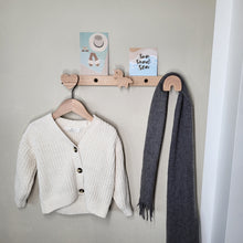 Lade das Bild in den Galerie-Viewer, Garderobenleiste aus massivem Eichenholz - Märchen