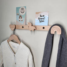 Lade das Bild in den Galerie-Viewer, Garderobenleiste aus massivem Eichenholz - Märchen