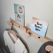 Lade das Bild in den Galerie-Viewer, Garderobenleiste aus massivem Eichenholz - Märchen