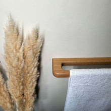 Lade das Bild in den Galerie-Viewer, Minimalistischer großer Handtuchhalter aus massivem Eichenholz