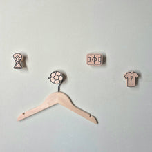 Lade das Bild in den Galerie-Viewer, Wandhaken "Fußball" aus Eichenholz