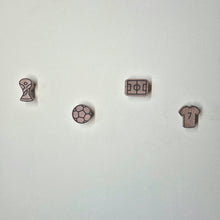 Lade das Bild in den Galerie-Viewer, Wandhaken "Fußball" aus Walnussholz