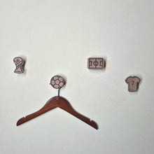 Lade das Bild in den Galerie-Viewer, Wandhaken "Fußball" aus Walnussholz