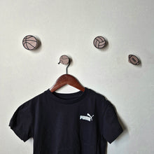 Lade das Bild in den Galerie-Viewer, Wandhaken "Ballsport" aus Walnussholz