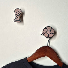 Lade das Bild in den Galerie-Viewer, Wandhaken "Fußball" aus Walnussholz