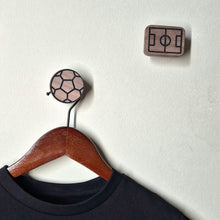 Lade das Bild in den Galerie-Viewer, Wandhaken "Fußball" aus Walnussholz