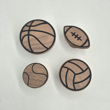 Lade das Bild in den Galerie-Viewer, Wandhaken "Ballsport" aus Walnussholz