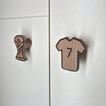 Lade das Bild in den Galerie-Viewer, Möbelgriffe "Fußball" aus Walnussholz