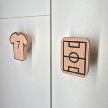 Lade das Bild in den Galerie-Viewer, Möbelgriffe "Fußball" aus Eichenholz