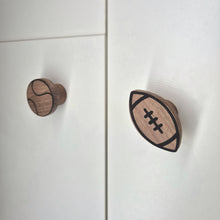 Lade das Bild in den Galerie-Viewer, Möbelgriffe "Ballsport" aus Walnussholz