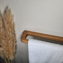 Lade das Bild in den Galerie-Viewer, Minimalistischer Handtuchhalter aus massivem Eichenholz