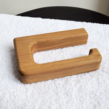 Lade das Bild in den Galerie-Viewer, Minimalistischer Toilettenpapierhalter aus massivem Eichenholz