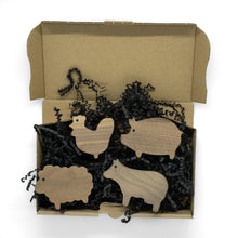 Lade das Bild in den Galerie-Viewer, Möbelgriffe "Bauernhoftiere" aus Walnussholz