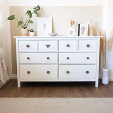 Lade das Bild in den Galerie-Viewer, Möbelgriffe "Skandinavische Tiere" aus Walnussholz