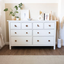 Lade das Bild in den Galerie-Viewer, Möbelgriffe "Dschungel Tiere" aus Walnussholz