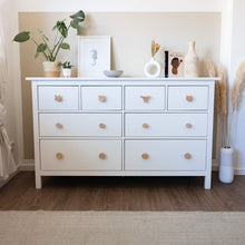 Lade das Bild in den Galerie-Viewer, Möbelgriffe "Skandinavische Tiere" aus Eichenholz