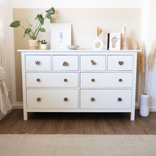 Lade das Bild in den Galerie-Viewer, Möbelgriffe "Märchen" aus Walnussholz