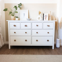 Lade das Bild in den Galerie-Viewer, Möbelgriffe "Bauernhoftiere" aus Walnussholz