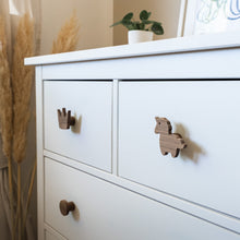 Lade das Bild in den Galerie-Viewer, Möbelgriffe "Märchen" aus Walnussholz
