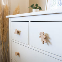 Lade das Bild in den Galerie-Viewer, Möbelgriffe "Weltraum" aus Eichenholz