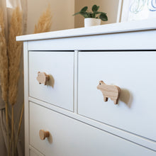 Lade das Bild in den Galerie-Viewer, Möbelgriffe "Bauernhoftiere" aus Eichenholz