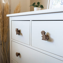 Lade das Bild in den Galerie-Viewer, Möbelgriffe "Dschungel Tiere" aus Walnussholz