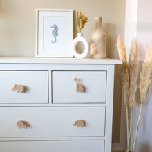 Lade das Bild in den Galerie-Viewer, Möbelgriffe "Afrikanische Tiere" aus Eichenholz