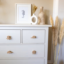 Lade das Bild in den Galerie-Viewer, Möbelgriffe "Meerestiere" aus Eichenholz