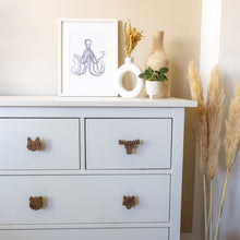 Lade das Bild in den Galerie-Viewer, Möbelgriffe "Skandinavische Tiere" aus Walnussholz