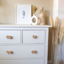 Lade das Bild in den Galerie-Viewer, Möbelgriffe "Bauernhoftiere" aus Eichenholz