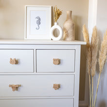 Lade das Bild in den Galerie-Viewer, Möbelgriffe "Skandinavische Tiere" aus Eichenholz