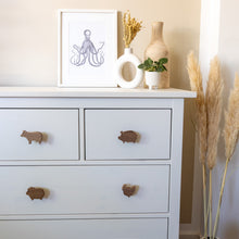 Lade das Bild in den Galerie-Viewer, Möbelgriffe "Bauernhoftiere" aus Walnussholz