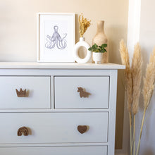 Lade das Bild in den Galerie-Viewer, Möbelgriffe "Märchen" aus Walnussholz