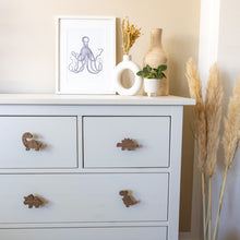 Lade das Bild in den Galerie-Viewer, Möbelgriffe "Dinosaurier" aus Walnussholz