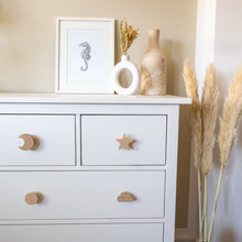 Lade das Bild in den Galerie-Viewer, Möbelgriffe "Sonne, Mond und Sterne" aus Eichenholz