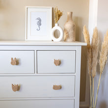 Lade das Bild in den Galerie-Viewer, Möbelgriffe "Heimische Tiere" aus Eichenholz