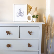 Lade das Bild in den Galerie-Viewer, Möbelgriffe "Dschungel Tiere" aus Walnussholz