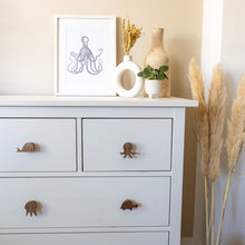 Lade das Bild in den Galerie-Viewer, Möbelgriffe "Meerestiere" aus Walnussholz