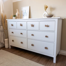 Lade das Bild in den Galerie-Viewer, Möbelgriffe "Heimische Tiere" aus Walnussholz