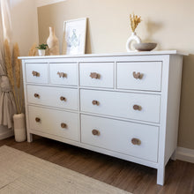 Lade das Bild in den Galerie-Viewer, Möbelgriffe "Bauernhoftiere" aus Walnussholz